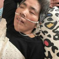 母亲一年三次住院现在已经完全不能自理。