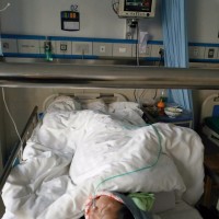 我老伴周明聪因颈椎骨髓受损而瘫痪命悬一线求