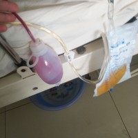 求好心人士帮助我的父亲站起来