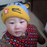 老人看一岁三个月小男孩时不甚跌倒